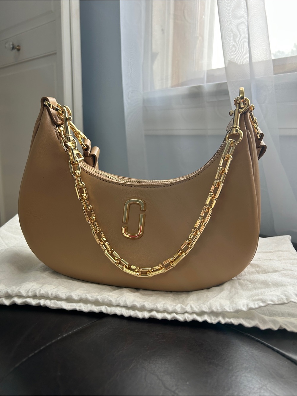 Marc Jacobs Tan Leather Shoulder Bag with Gold Chain - Picture 4 of 13